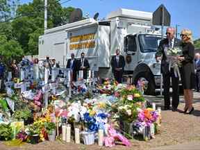 Le président américain Joe Biden et la première dame Jill Biden rendent hommage à un mémorial de fortune à l'extérieur de la Robb Elementary School à Uvalde, au Texas, le 29 mai 2022.