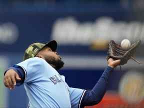 Le joueur de premier but des Blue Jays de Toronto, Vladimir Guerrero Jr., attrape les Reds de Cincinnati au Rogers Centre.