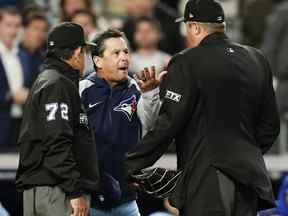 Le manager des Blue Jays Charlie Montoyo se dispute avec les arbitres Alfonso Marquez (72 ans) et Lance Barrett après que le lanceur de relève des Blue Jays Yimi Garcia a été expulsé du match lors de la sixième manche contre les Yankees à New York, le mardi 10 mai 2022.