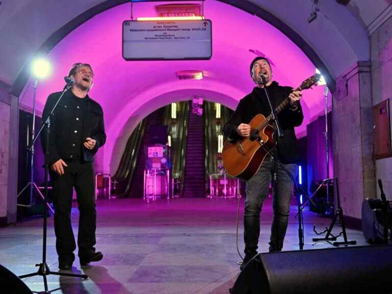 Bono de U2 donne un concert « liberté » dans le métro de Kiev