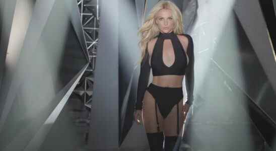 Britney Spears a posté la même photo nue six fois, dit qu'elle a toujours l'air bien plus "jeune" en vacances