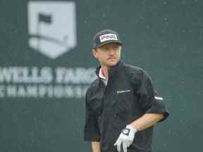 Mackenzie Hughes du Canada regarde son tir du 17e tee lors du deuxième tour du championnat Wells Fargo au TPC Potomac Clubhouse le 06 mai 2022 à Potomac, Maryland.