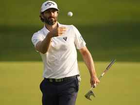 Adam Hadwin, du Canada, lance sa balle à son caddie au 11e trou lors de la deuxième ronde du tournoi de golf PGA Championship au Southern Hills Country Club, le vendredi 20 mai 2022, à Tulsa, Okla.