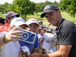 Jordan Spieth prend un selfie avec un fan mercredi après une ronde d'entraînement pour ce championnat PGA, qui débute jeudi au Southern Hills Country Club de Tulsa, Okla.