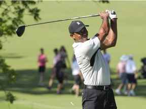 16 mai 2022 ;  Tulsa, Oklahoma, États-Unis ;  Tiger Woods frappe son coup de départ au 13e trou lors d'une ronde d'entraînement pour le tournoi de golf PGA Championship au Southern Hills Country Club.