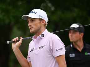 Will Zalatoris, des États-Unis, part du 17e tee lors du deuxième tour du championnat PGA 2022 au Southern Hills Country Club.