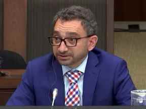 Le ministre des Transports Omar Alghabra prend la parole devant le comité des langues officielles de la Chambre des communes le 9 mai 2022.