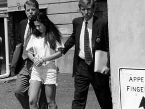 Long Island Lolita Amy Fisher fait le perp walk avec des détectives.