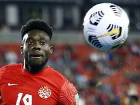 L'attaquant canadien Alphonso Davies poursuit le ballon lors d'un match de qualification pour la Coupe du monde 2022 l'automne dernier.