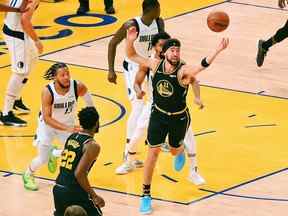 26 mai 2022 ;  San Francisco, Californie, États-Unis ;  Le gardien des Golden State Warriors, Klay Thompson (11 ans), atteint le ballon contre les Dallas Mavericks au cours de la seconde moitié du cinquième match de la finale de la conférence ouest 2022 au Chase Center.