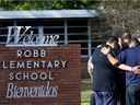 Des gens se rassemblent à la Robb Elementary School, théâtre d'une fusillade à Uvalde, Texas, États-Unis, le 25 mai 2022.  