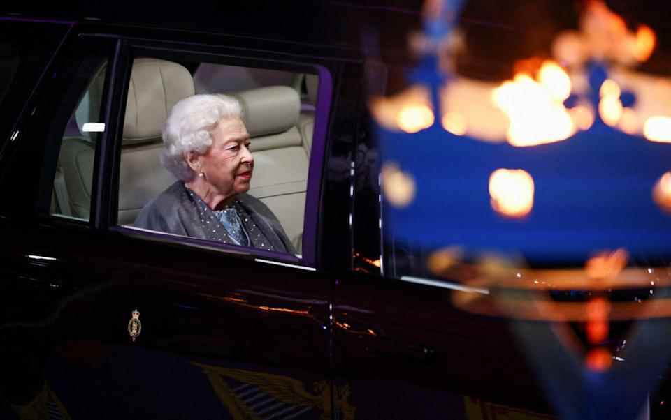 La reine Elizabeth part après avoir regardé la célébration du jubilé de platine du Royal Windsor Horse Show au château de Windsor - REUTERS/Henry Nicholls