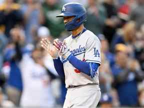 Mookie Betts des Dodgers de Los Angeles célèbre après avoir frappé un circuit de trois points lors de la deuxième manche contre les Nationals de Washington au Nationals Park le 24 mai 2022 à Washington, DC.