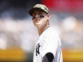 Anthony Rizzo des Yankees de New York assiste à la première manche contre les White Sox de Chicago au Yankee Stadium le 21 mai 2022 dans le quartier du Bronx à New York.