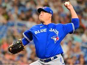 Hyun Jin Ryu # 99 des Blue Jays de Toronto livre un lancer aux Rays de Tampa Bay lors de la première manche au Tropicana Field le 14 mai 2022 à St Petersburg, en Floride.