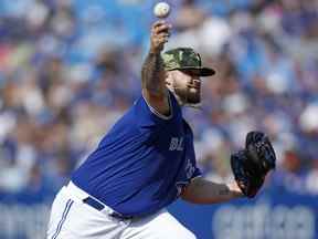 Alek Manoah des Blue Jays de Toronto lance la septième manche de leur match de la MLB contre les Reds de Cincinnati au Rogers Centre le 21 mai 2022 à Toronto, Canada.