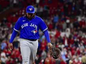 23 mai 2022 ;  Saint Louis, Missouri, États-Unis ;  Le joueur de premier but des Blue Jays de Toronto, Vladimir Guerrero Jr. (27 ans), quitte le terrain après que le joueur de premier but des Cardinals de Saint-Louis, Paul Goldschmidt (non représenté), a frappé un grand chelem lors de la dixième manche au stade Busch.