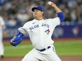 Le lanceur des Blue Jays de Toronto, Hyun Jin Ryu, lance aux Rangers du Texas lors de la première manche au Rogers Centre de Toronto, le 10 avril 2022.