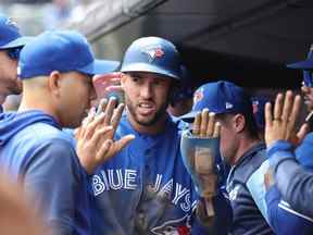 George Springe des Blue Jays de Toronto célèbre un point lors de la première manche contre les Yankees de New York lors de leur match au Yankee Stadium le 11 mai 2022 à New York.