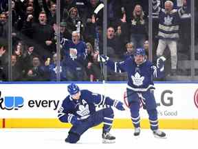 Mitch Marner (à gauche) des Maple Leafs célèbre avec Auston Matthews après avoir marqué un but contre le Lightning de Tampa Bay lors du premier match de la première ronde des séries éliminatoires de la Coupe Stanley au Scotiabank Arena le lundi 2 mai 2022.