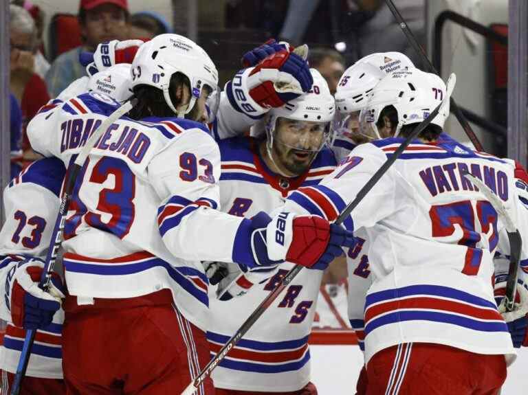 Chris Kreider marque deux fois alors que les Rangers éliminent les Hurricanes dans le match 7