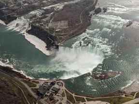 Imprégnez-vous de la vue aérienne époustouflante des chutes canadiennes et américaines avec une balade offerte par Niagara Helicopters.