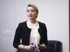 Amber Heard arrive dans la salle d'audience du tribunal de circuit du comté de Fairfax à Fairfax, en Virginie, le jeudi 5 mai 2022.