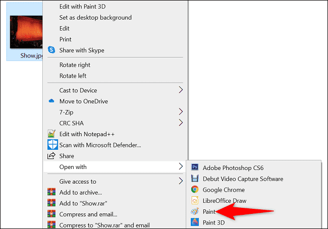 Faites un clic droit sur la photo et sélectionnez Ouvrir avec > Peindre. » width= »650″ height= »454″ src= »/pagespeed_static/1.JiBnMqyl6S.gif » onload= »pagespeed.lazyLoadImages.loadIfVisibleAndMaybeBeacon(this); » onerror= »this.onerror=null;pagespeed.lazyLoadImages.loadIfVisibleAndMaybeBeacon(this); »/></p>
<p>Avec votre photo ouverte dans Paint, dans la liste des onglets de Paint en haut, cliquez sur l’onglet « Accueil ». Ensuite, dans la section « Outils », cliquez sur « Texte » (une icône « A »).</p>
<p><img fetchpriority=