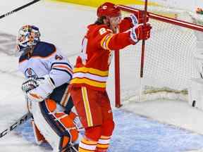 Brett Ritchie des Flames de Calgary marque un but contre le gardien des Oilers d'Edmonton Mike Smith lors du premier match de leur série éliminatoire de deuxième tour au Scotiabank Saddledome le mercredi 18 mai 2022.