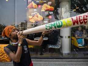 Un activiste thaïlandais brandit un joint d'accessoire qui dit 