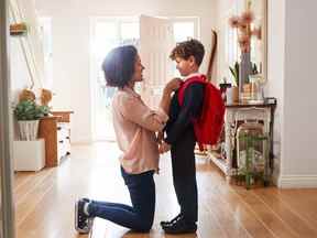 Coincée dans une relation malheureuse, une jeune maman envisage de rester avec son petit ami pour la garde des enfants.