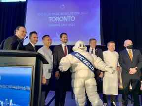 Des représentants du gouvernement et de l'industrie lors de l'annonce de l'arrivée du Guide Michelin au Canada, en commençant par Toronto comme ville inaugurale pour célébrer cet honneur