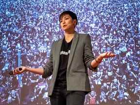 La chanteuse devenue militante Denise Ho parle de la crise politique de Hong Kong lors d'un événement à Melbourne, en Australie, en 2019. Ho a indiqué que sa passion pour l'activisme politique avait été influencée par son enfance à Montréal, où elle était adolescente lors du référendum sur la souveraineté du Québec en 1995.