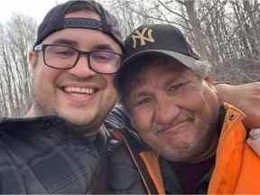 Jacob Sansom, 39 ans, et son oncle Maurice (Morris) Cardinal, 57 ans, sourient sur une photo prise la veille de leur découverte avec des blessures par balle le samedi 28 mars 2020, vers 4 heures du matin sur une route rurale près de Glendon, au nord-est de Edmonton.