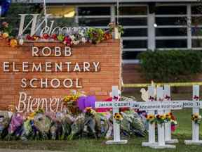 UVALDE, TEXAS - 26 MAI: Un mémorial entoure le panneau de l'école élémentaire Robb après la fusillade de masse à l'école élémentaire Robb le 26 mai 2022 à Uvalde, Texas.  Selon les informations, 19 étudiants et 2 adultes ont été tués, le tireur ayant été abattu par les forces de l'ordre.  (Photo de Brandon Bell/Getty Images)