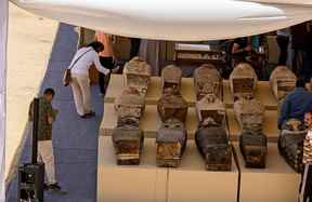 Des sarcophages trouvés dans une cache datant de la Basse Époque égyptienne (vers le Ve siècle av. J.-C.) sont exposés après leur découverte par une mission dirigée par le Conseil suprême des Antiquités égyptiennes, au cimetière de Bubastian à la nécropole de Saqqarah, au sud-ouest de la capitale égyptienne le 30 mai. , 2022.