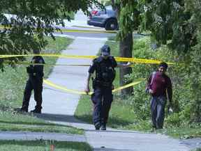 Un homme armé d'un fusil a été abattu par la police dans le secteur d'East Ave et de Lawrence le jeudi 26 mai 2022. Veronica Henri/Toronto Sun/Postmedia Network