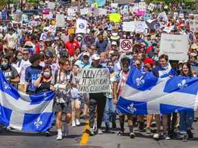 Des manifestants descendent la rue Atwater lors d'un rassemblement pour s'opposer au projet de loi 96 à Montréal le samedi 14 mai 2022.