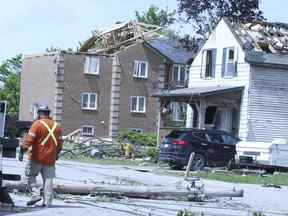 Les résidents d'Uxbridge nettoient après la tempête de samedi qui a détruit des propriétés résidentielles et commerciales le 23 mai 2022.