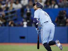 George Springer des Blue Jays de Toronto frappe un coup de circuit en solo lors de la première manche de leur match de la MLB contre les Astros de Houston au Rogers Center le 30 avril 2022 à Toronto, au Canada.