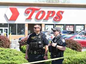 La police se tient devant une épicerie Tops à Buffalo, New York, le 15 mai 2022. (Photo par USMAN KHAN/AFP via Getty Images)