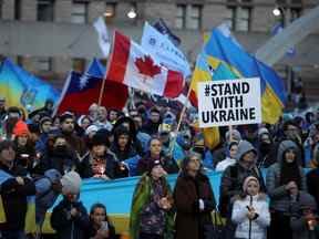 Les gens assistent à une veillée aux chandelles pour l'Ukraine au Nathan Phillips Square à Toronto le 23 avril 2022.