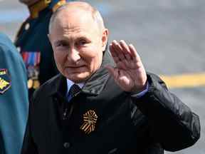 Le président russe Vladimir Poutine quitte la Place Rouge après le défilé militaire du jour de la Victoire dans le centre de Moscou le 9 mai 2022.