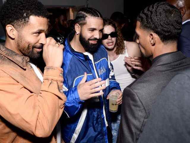 Drake salue l’OVO Fest de Toronto lors du Kentucky Derby