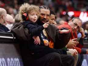 Le rappeur Drake et son fils Adonis participent au sixième match du premier tour de la Conférence de l'Est entre les Raptors de Toronto et les 76ers de Philadelphie à la Scotiabank Arena le 28 avril 2022.