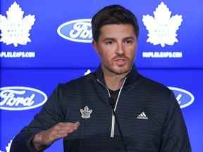 Le directeur général des Maple Leafs de Toronto, Kyle Dubas, s'adresse aux médias alors que leur camp d'entraînement de la LNH commence à Toronto le mercredi 22 septembre 2021.