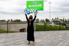 Leah Murdoch-Gerics, de Hamilton, a gagné 60 millions de dollars en jouant au Lotto Max.  DOCUMENT D'OLG