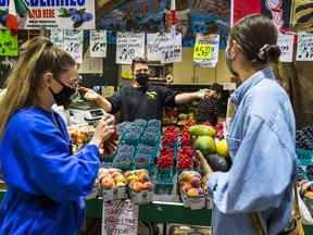 Les clients magasinent au marché St. Lawrence à Toronto.