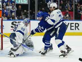 Le défenseur du Lightning de Tampa Bay, Ryan McDonagh, éloigne l'attaquant des Maple Leafs de Toronto David Kampf du filet alors que le gardien de but du Lightning de Tampa Bay, Andrei Vasilevskiy, effectue un arrêt au cours de la première période du deuxième match du premier tour des séries éliminatoires de la Coupe Stanley 2022 à la Scotiabank Arena de Toronto, 4 mai 2022.