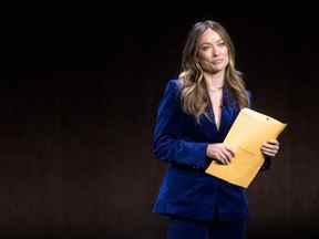 La réalisatrice et actrice Olivia Wilde a continué à parler sur scène lors de la Warner Bros. Pictures 